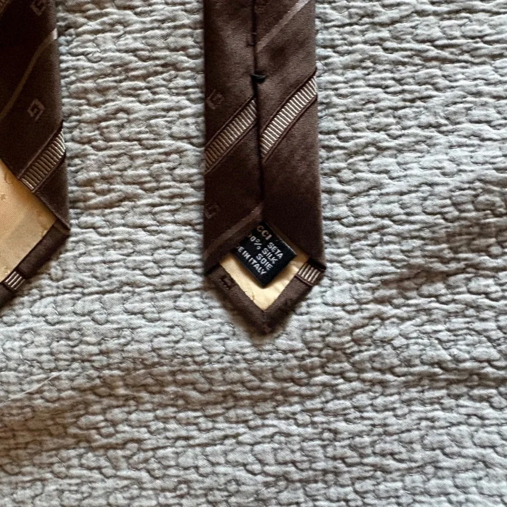 Gucci Mens Brown Silk Diagonal Stripe G Logo Jacquard Necktie Made in Italy
